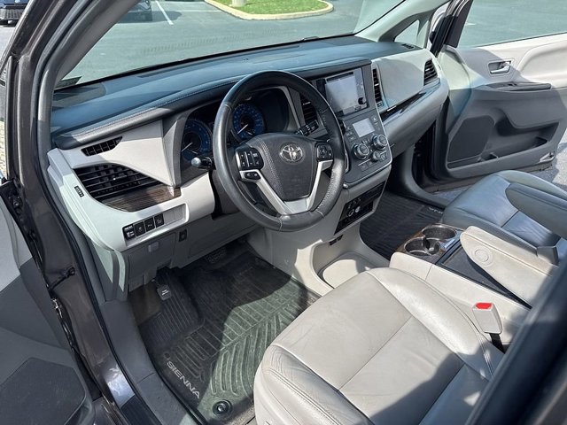 Used 2017 Toyota Sienna XLE Premium image 9
