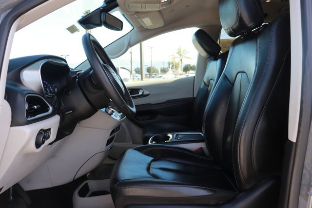 Used 2022 Chrysler Pacifica Touring-L image 10