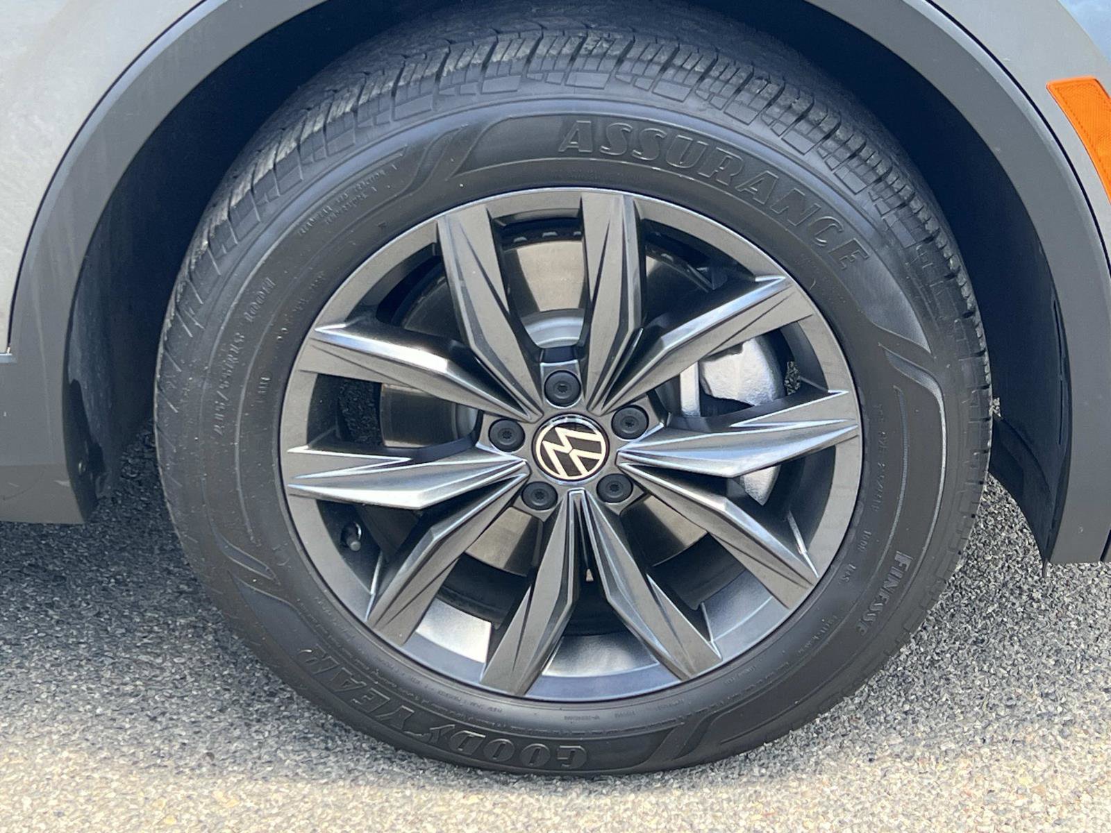 Certified 2023 Volkswagen Tiguan SE w/ Panoramic Sunroof Package FWD image 30
