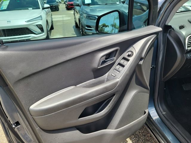Used 2021 Chevrolet Trax LS AWD/4WD image 16