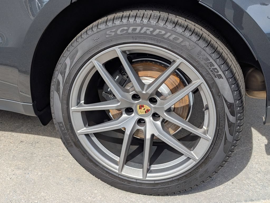 Certified 2025 Porsche Macan AWD/4WD image 31