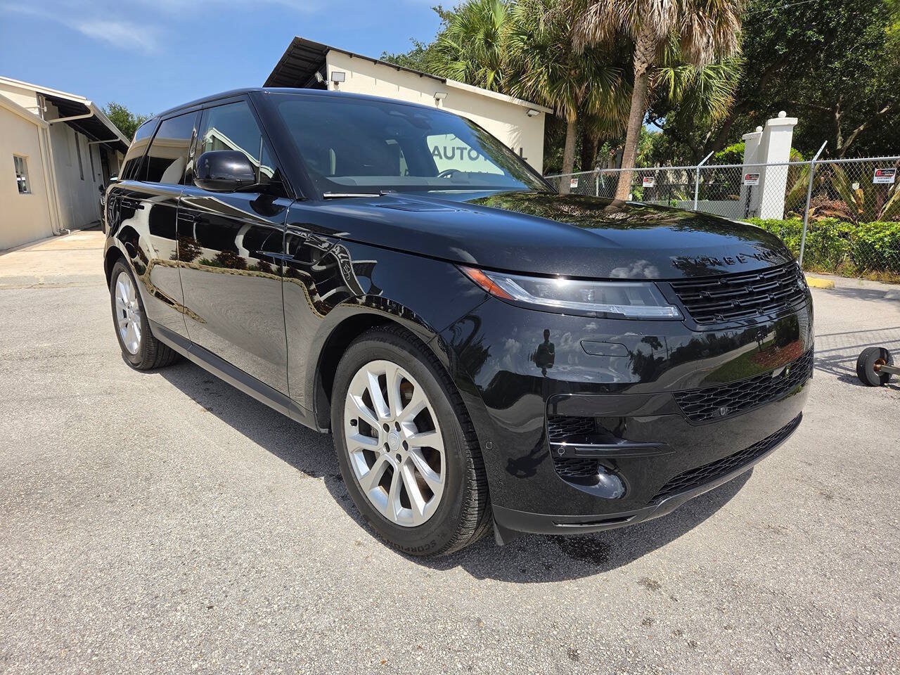 Used 2025 Land Rover Range Rover Sport SE AWD/4WD image 3