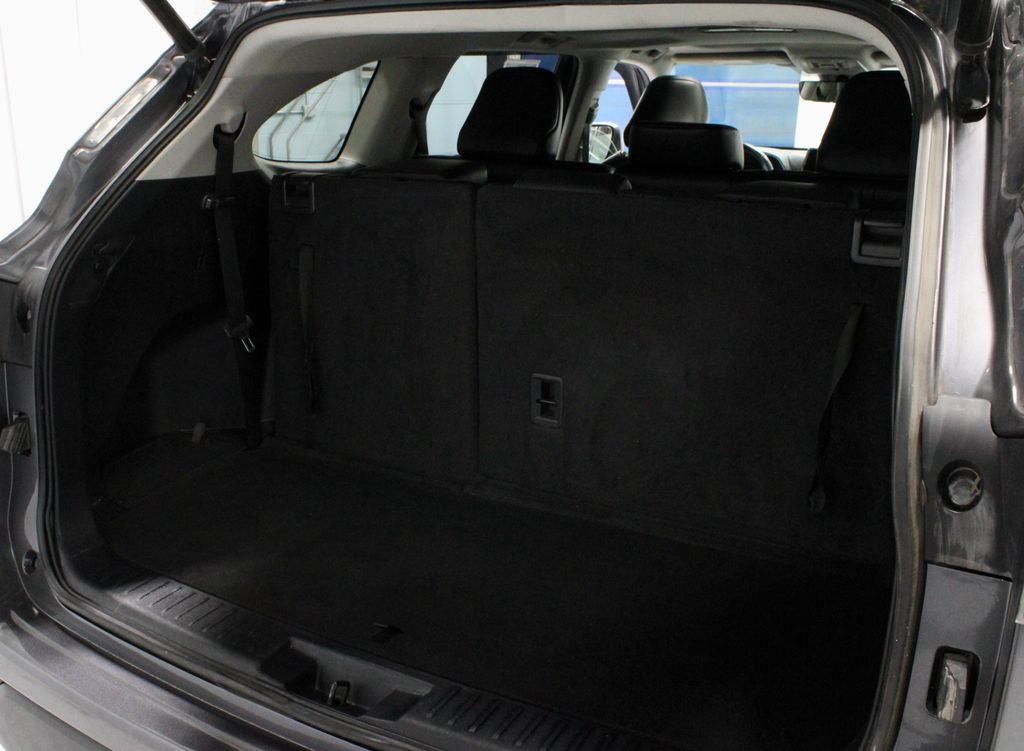 Used 2023 Toyota Highlander XLE AWD/4WD image 14