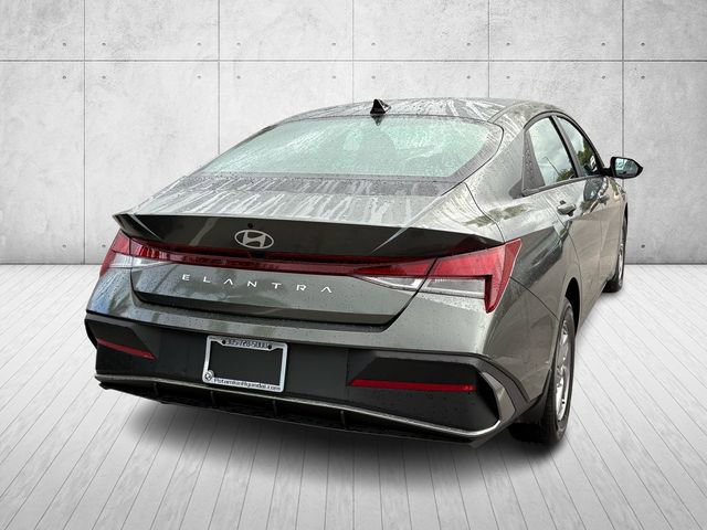 Used 2025 Hyundai Elantra SE image 5