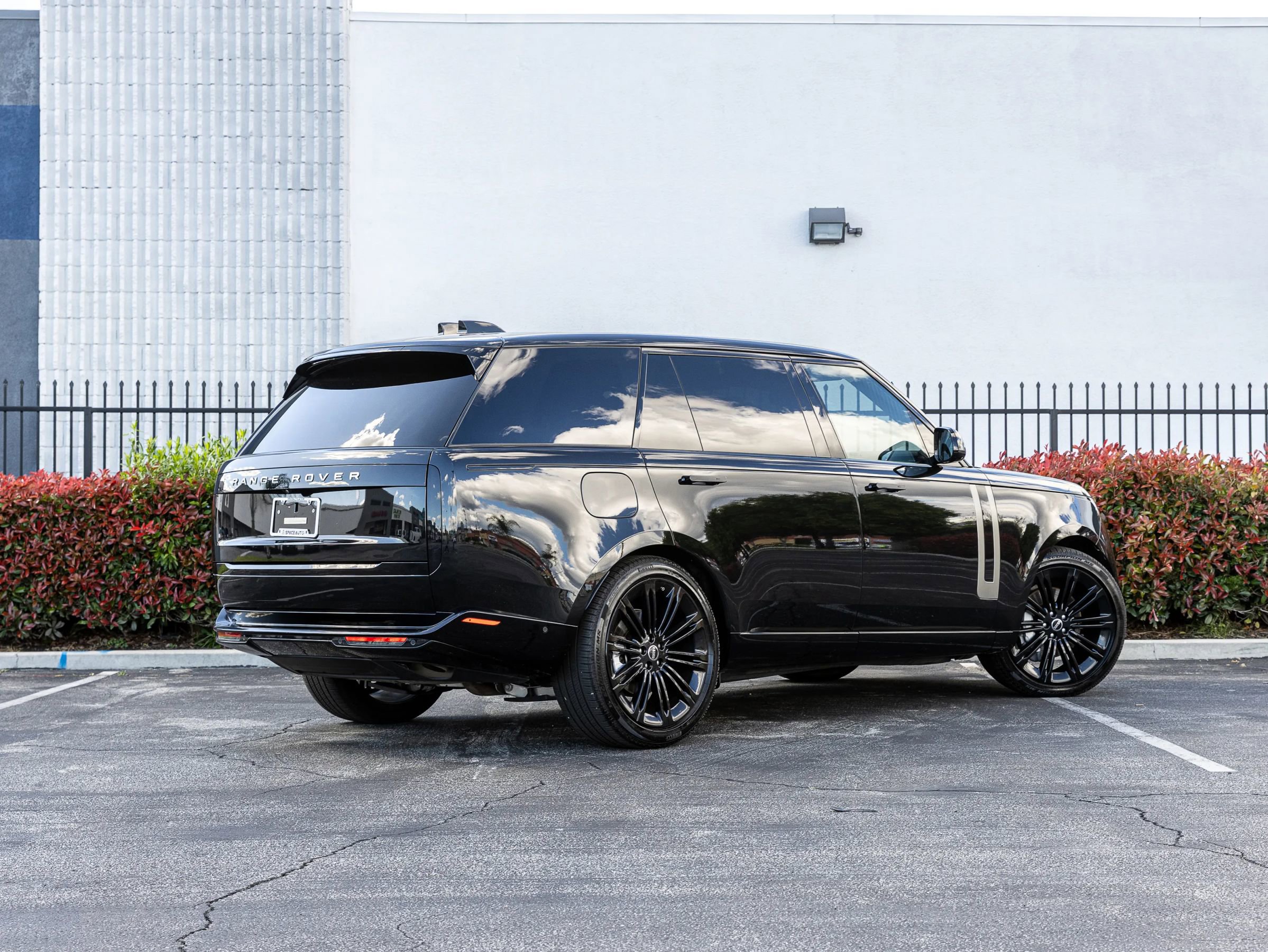 Used 2025 Land Rover Range Rover Long Wheelbase SE image 14