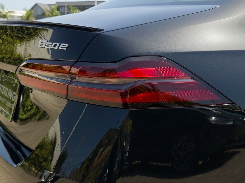 New 2026 BMW 550e xDrive w/ Premium Package AWD/4WD image 5