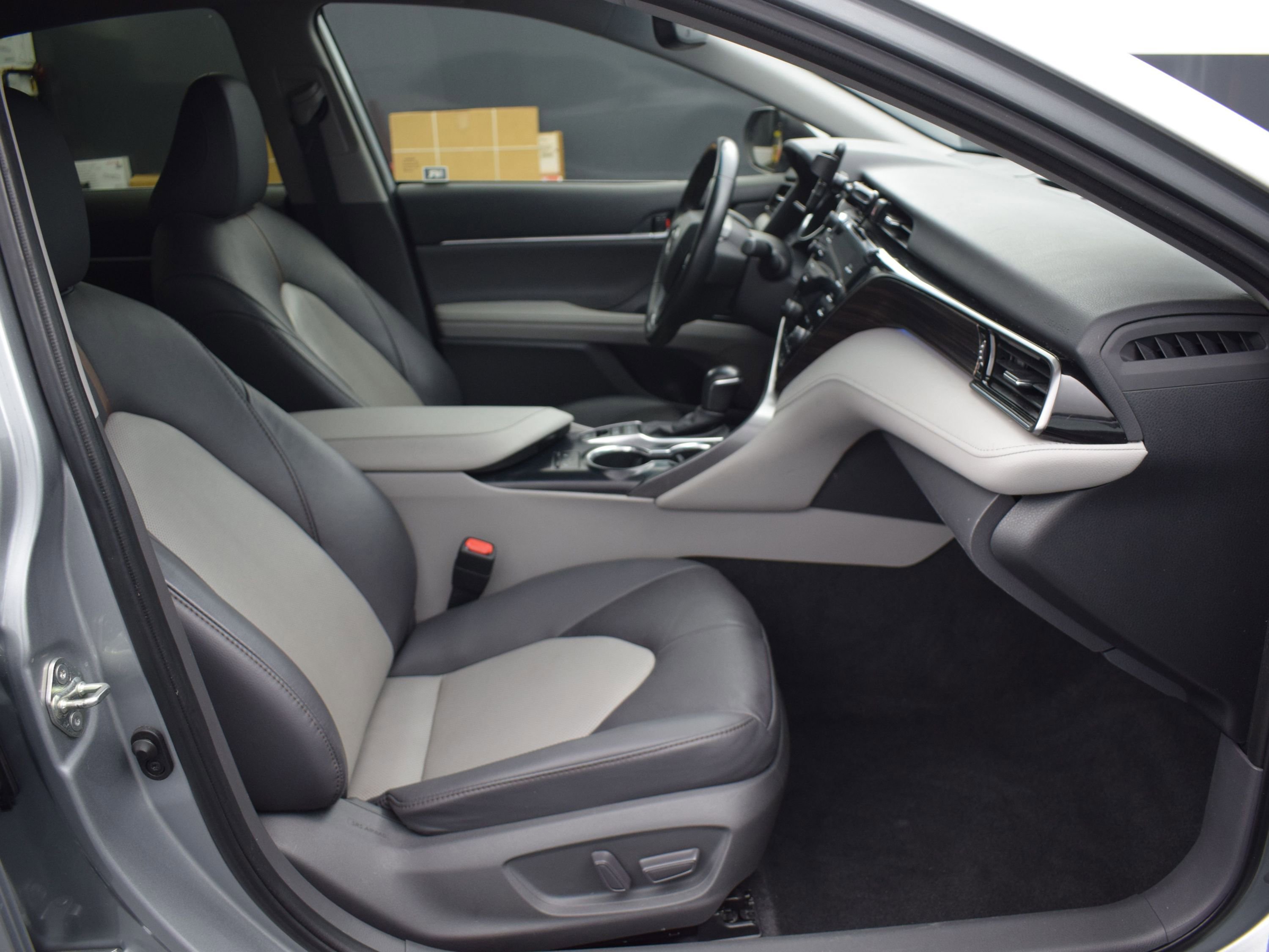 Used 2020 Toyota Camry XLE image 10