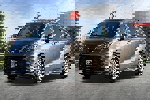 Used 2024 Toyota Sienna XLE w/ XLE Plus Package FWD image 10