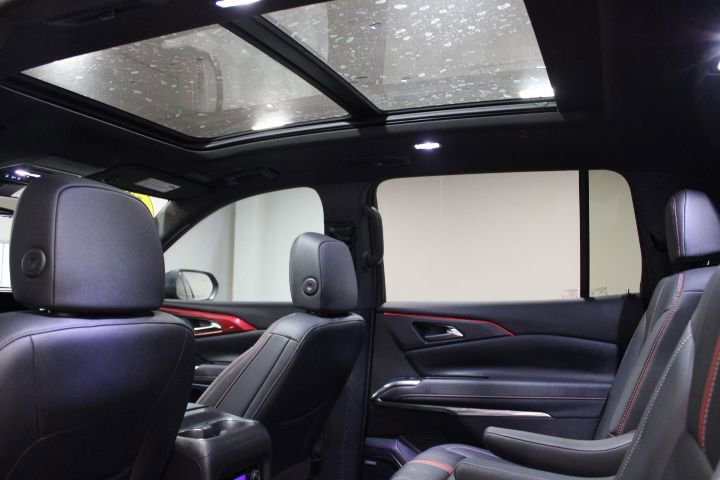 Used 2024 Chevrolet Traverse RS image 3