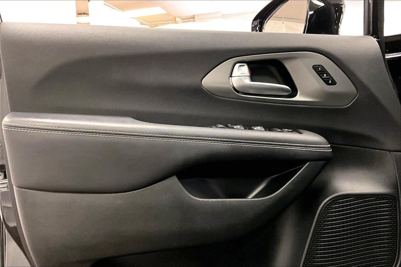 Used 2025 Chrysler Pacifica Select image 22