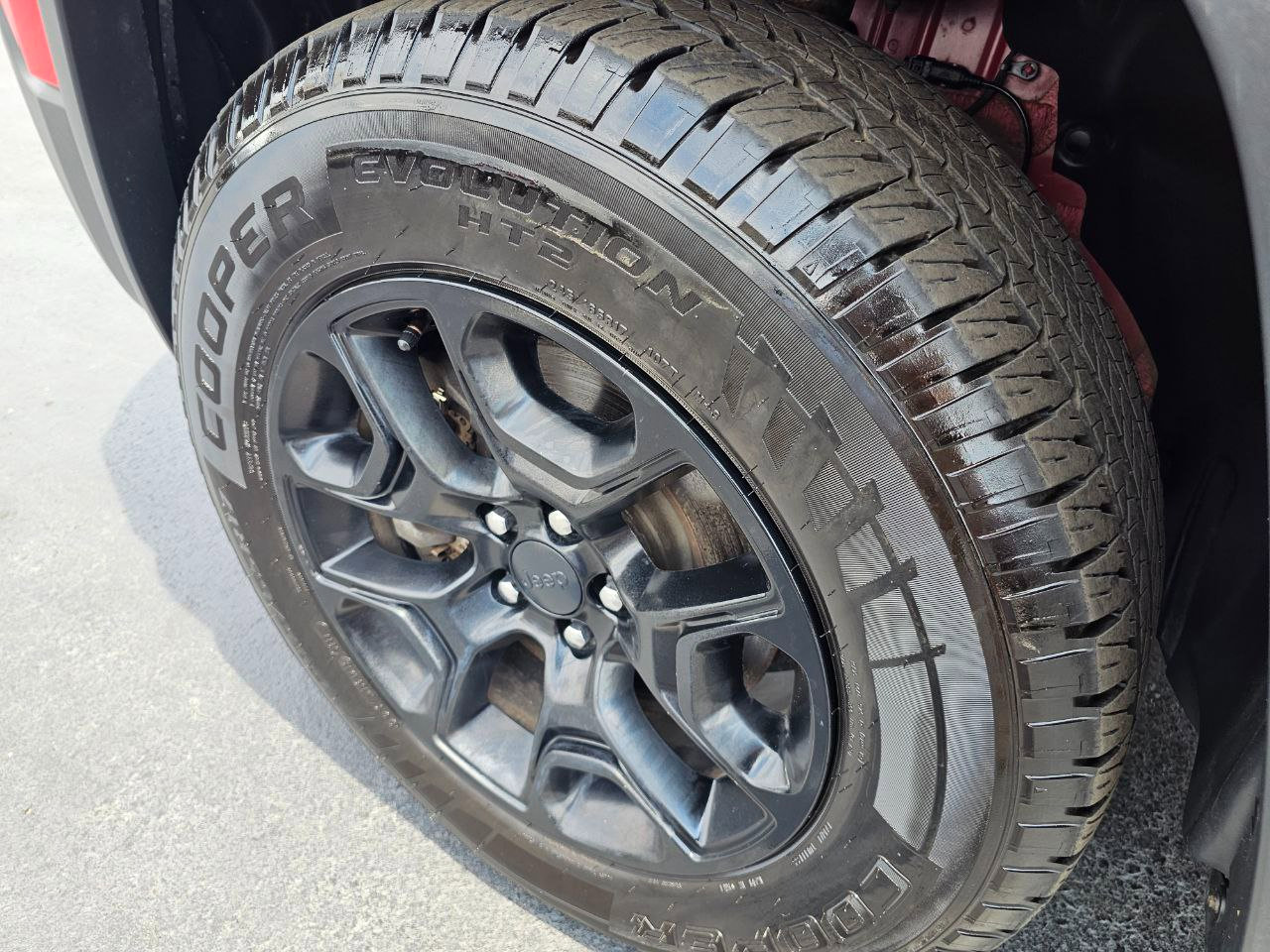 Used 2019 Jeep Cherokee Trailhawk w/ Cold Weather Group image 12