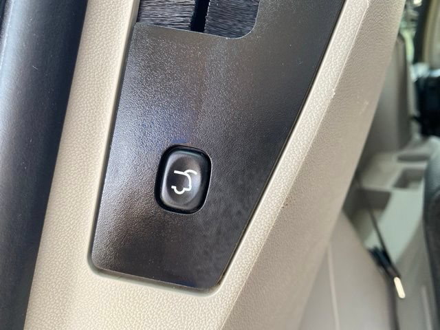Used 2013 Chrysler Town & Country Touring FWD image 32