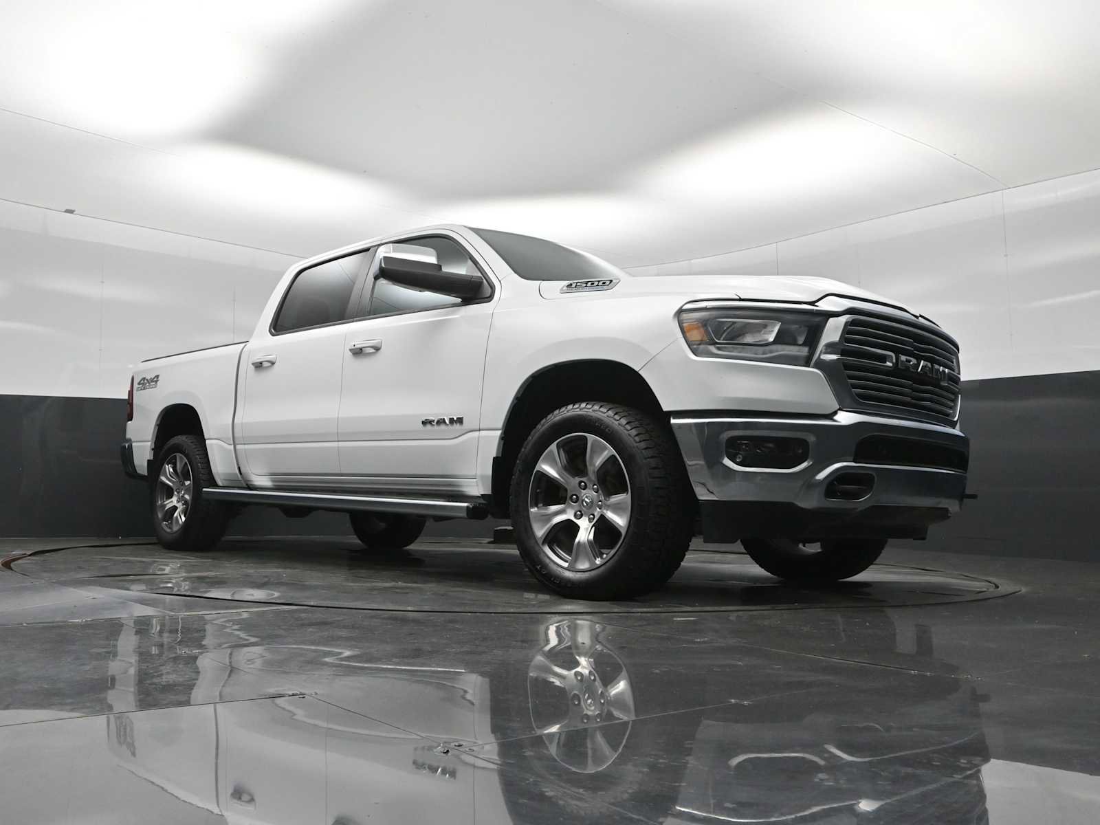 Used 2024 RAM 1500 Laramie AWD/4WD image 18