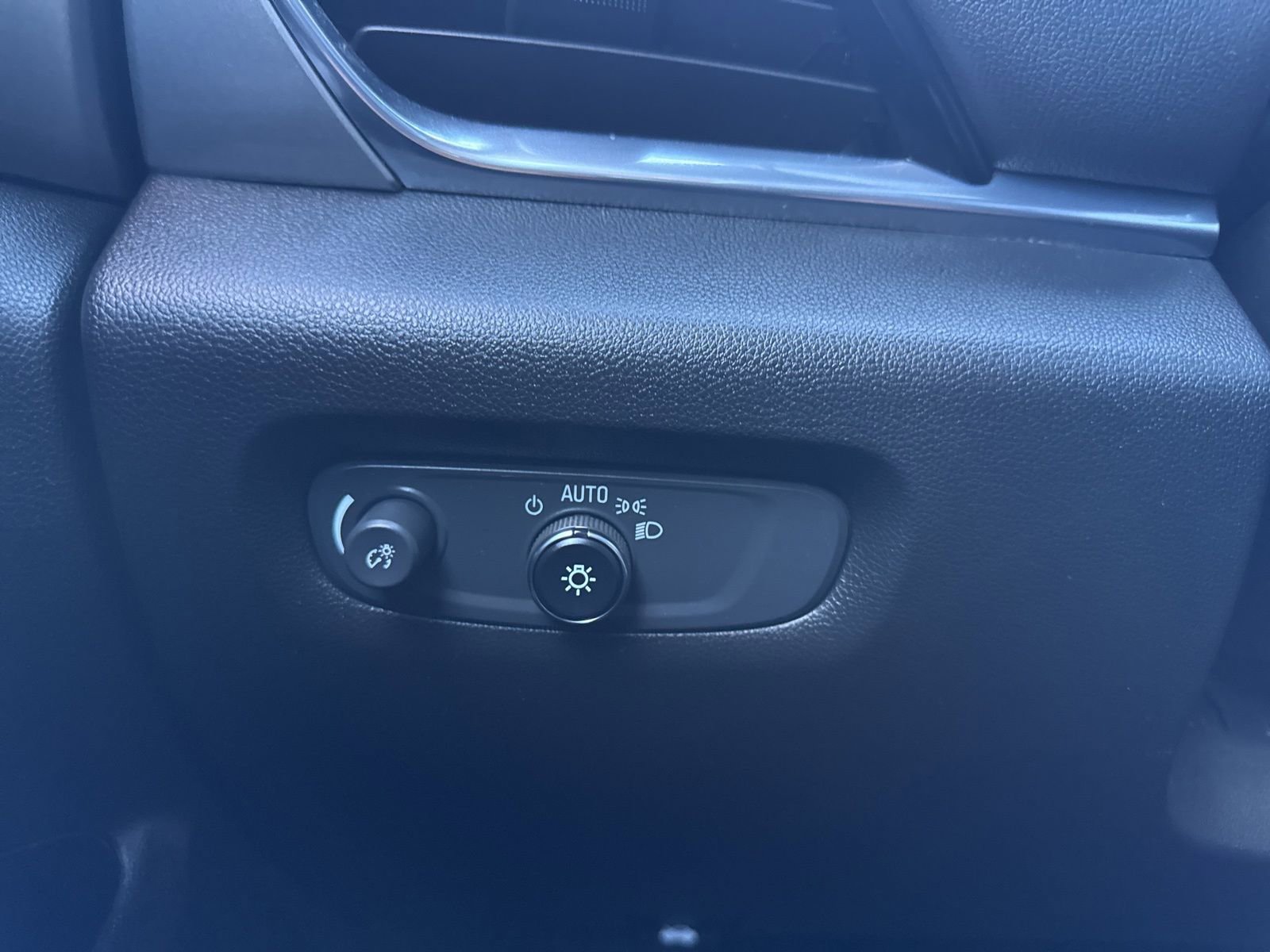 Used 2023 Chevrolet Traverse LT w/ Rear Camera Mirror Package image 39