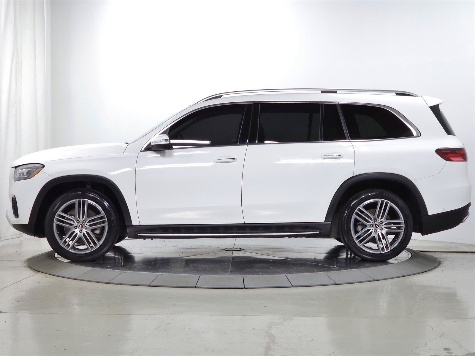 Used 2024 Mercedes-Benz GLS 450 4MATIC image 4