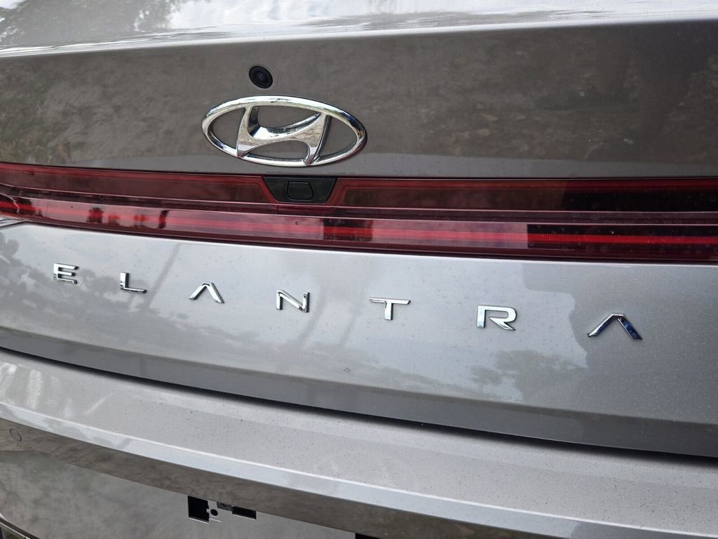 Used 2022 Hyundai Elantra Limited FWD image 8