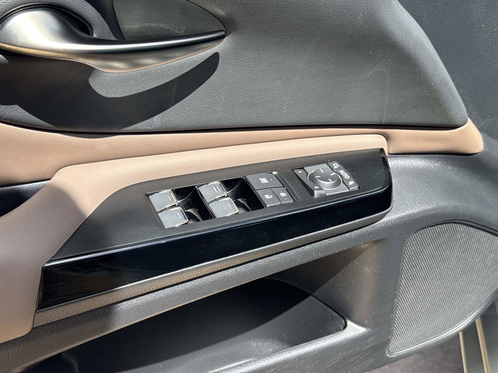 Used 2023 Lexus ES 350 w/ Premium Package FWD image 12