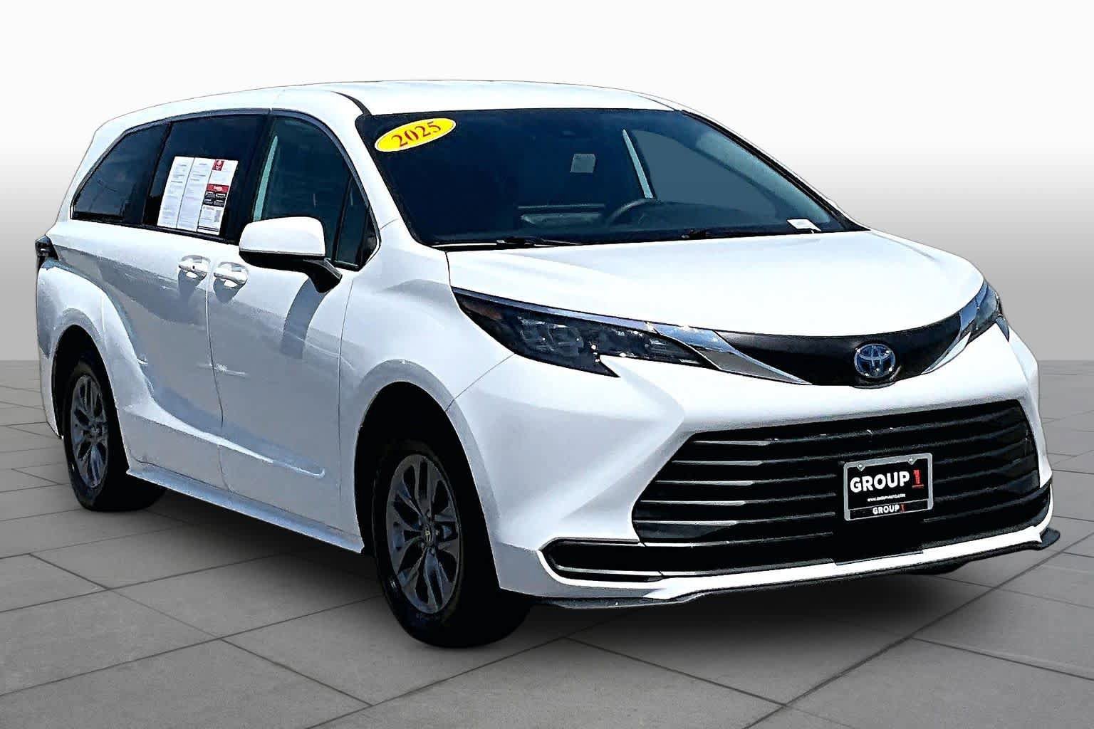 Used 2025 Toyota Sienna LE FWD image 2