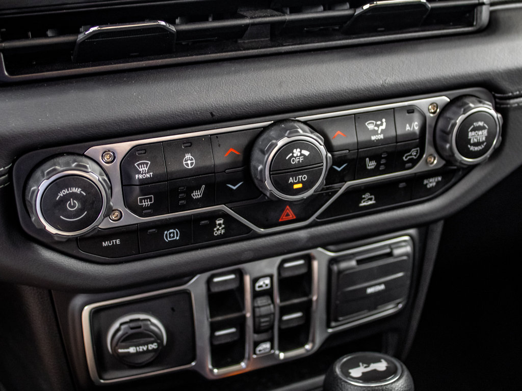 Used 2025 Jeep Wrangler Unlimited Sahara AWD/4WD image 31