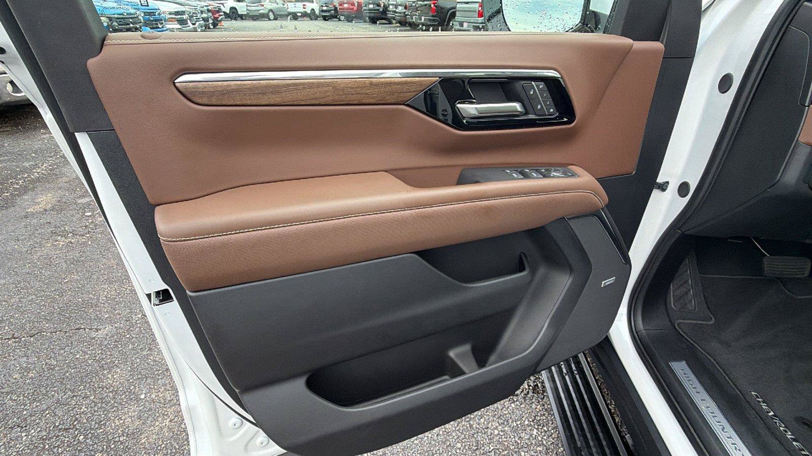 Used 2025 Chevrolet Tahoe High Country AWD/4WD image 15