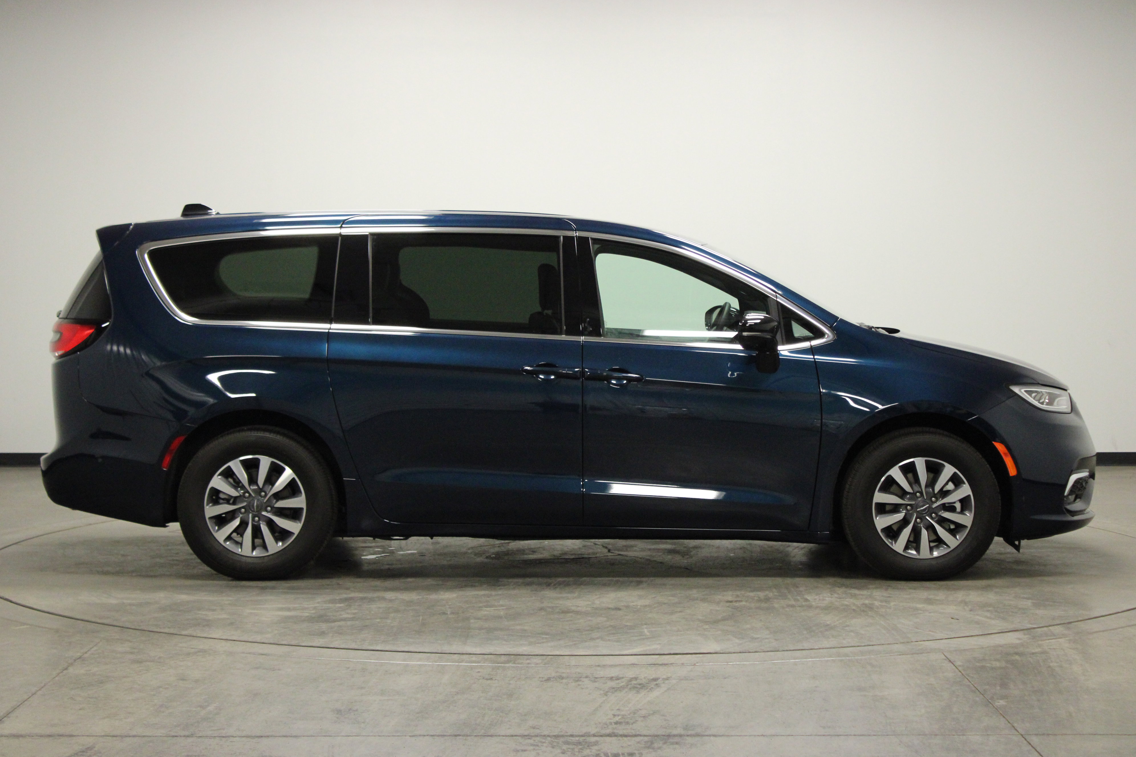 Used 2025 Chrysler Pacifica Select image 9