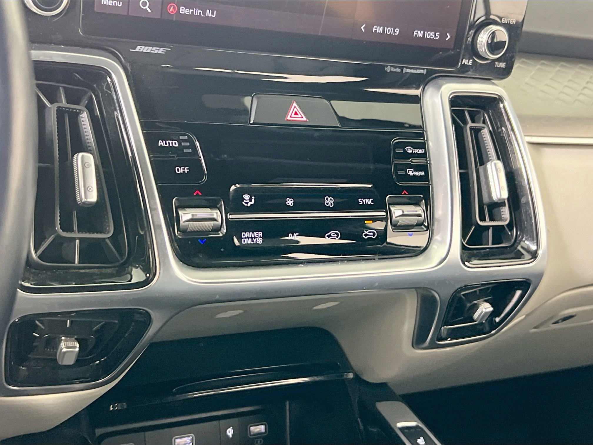 Used 2022 Kia Sorento SX Prestige w/ Panoramic Sunroof Package image 16