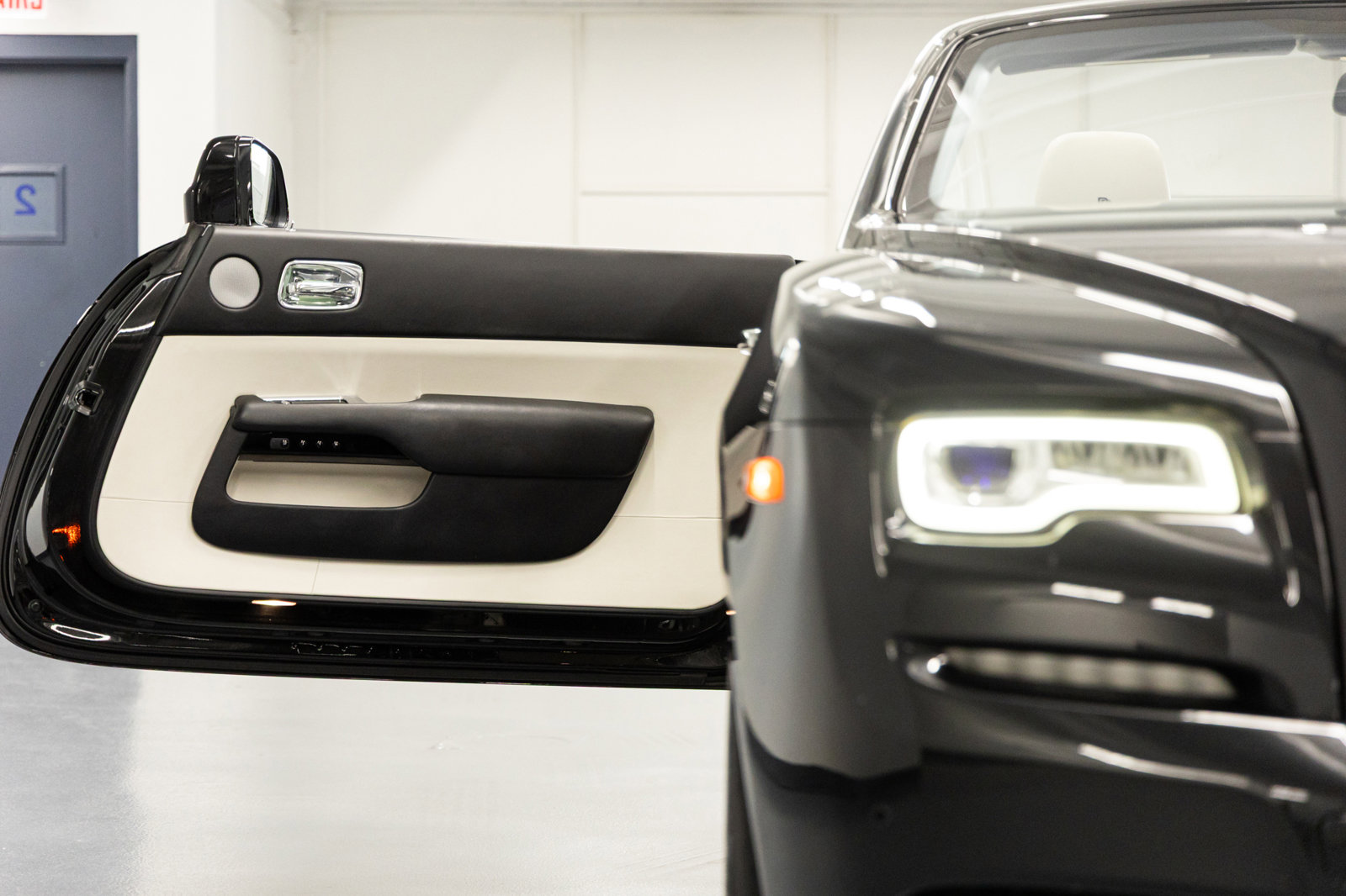 Used 2017 Rolls-Royce Dawn RWD image 37