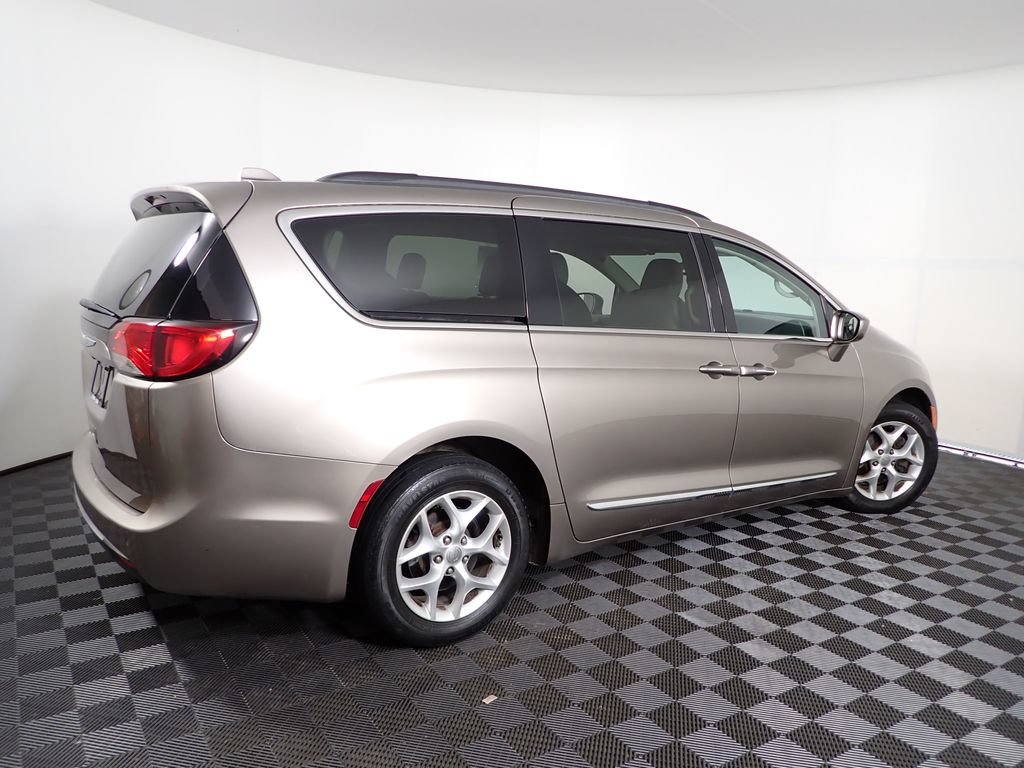 Used 2017 Chrysler Pacifica Touring-L w/ Tire & Wheel Group FWD image 19