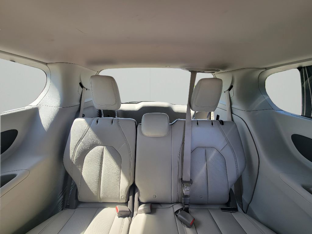 Used 2018 Chrysler Pacifica Touring-L image 27