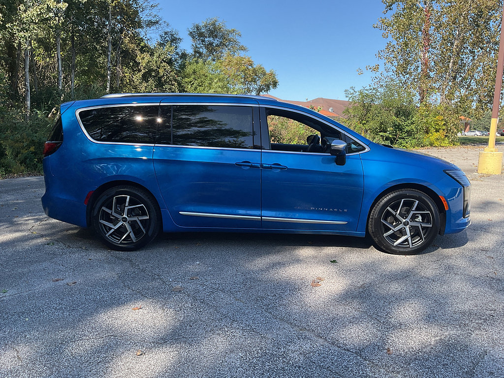 New 2027 Chrysler Pacifica Pinnacle w/ Theater Group FWD image 4