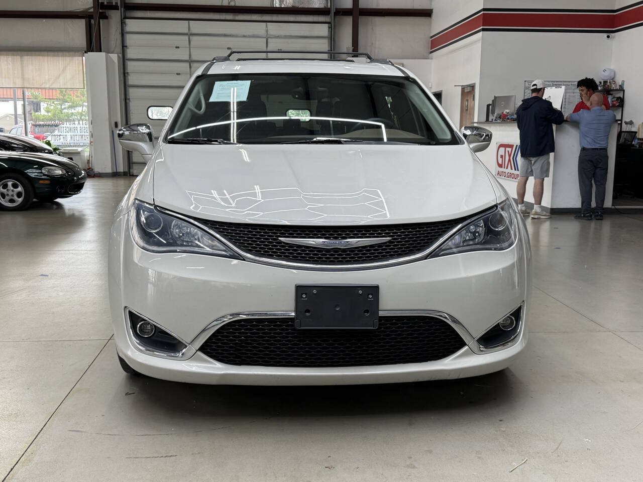 Used 2017 Chrysler Pacifica Limited w/ UConnect Theater Package FWD image 6