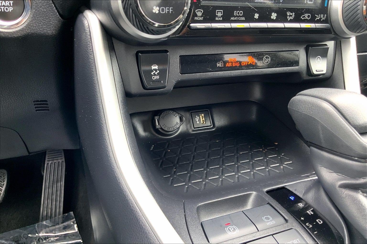 Used 2025 Toyota RAV4 XLE FWD image 38