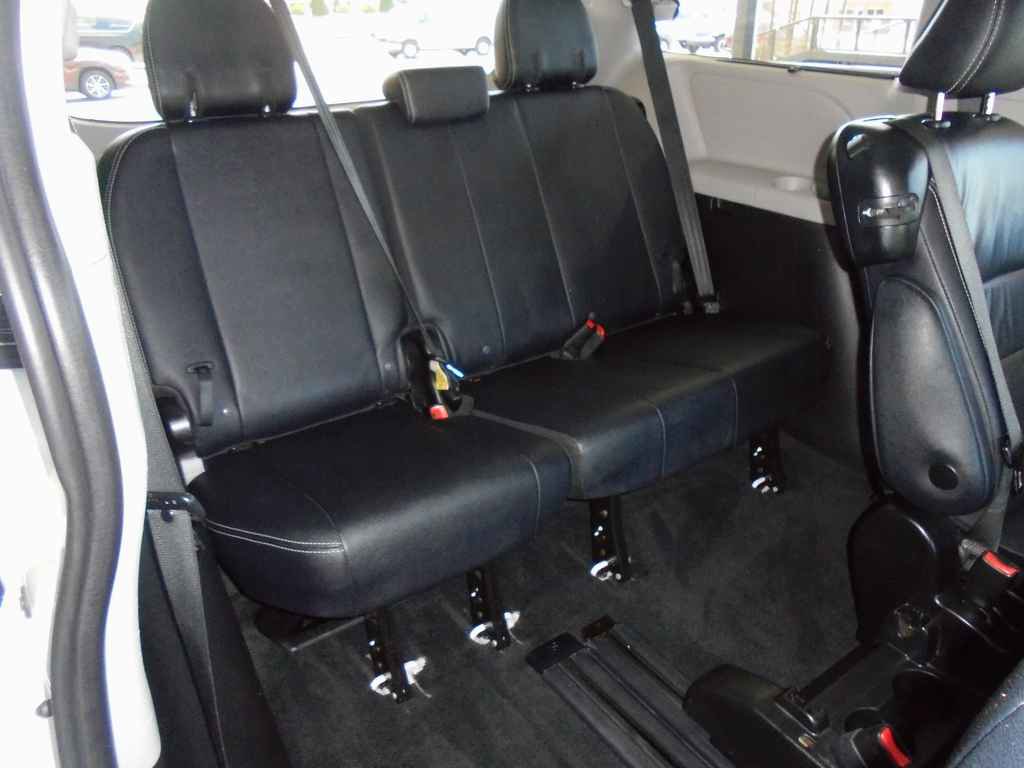 Used 2018 Toyota Sienna SE FWD image 11