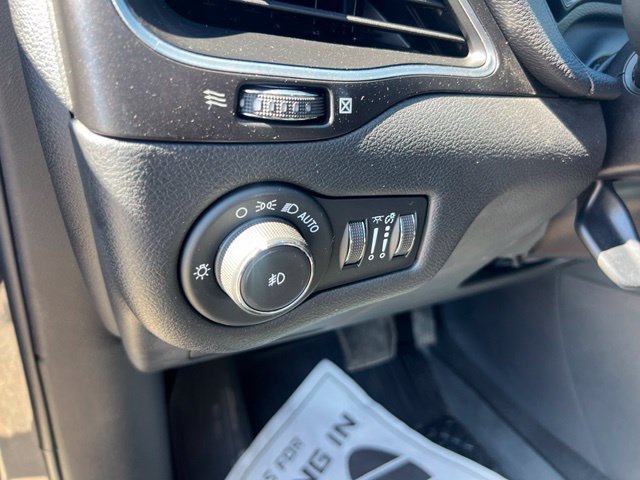 Used 2019 Jeep Cherokee Trailhawk w/ Cold Weather Group AWD/4WD image 8