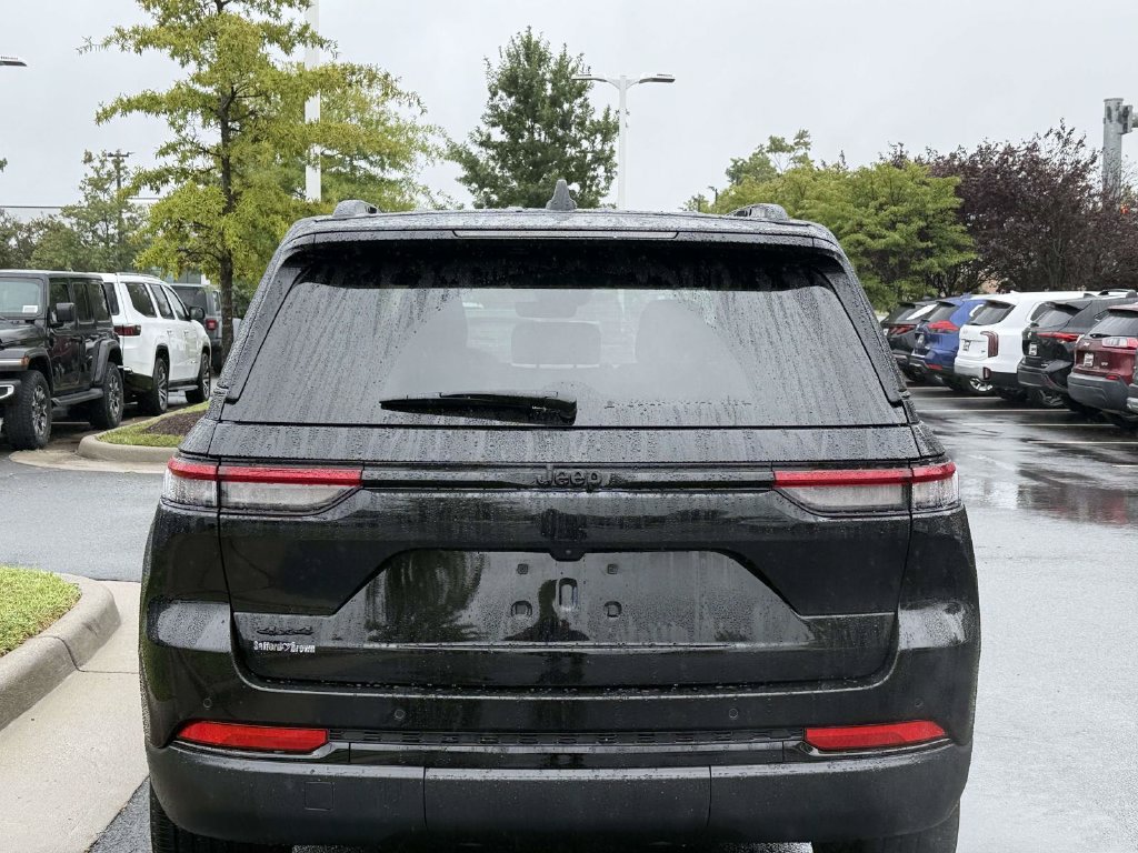 Used 2025 Jeep Grand Cherokee Altitude AWD/4WD image 10