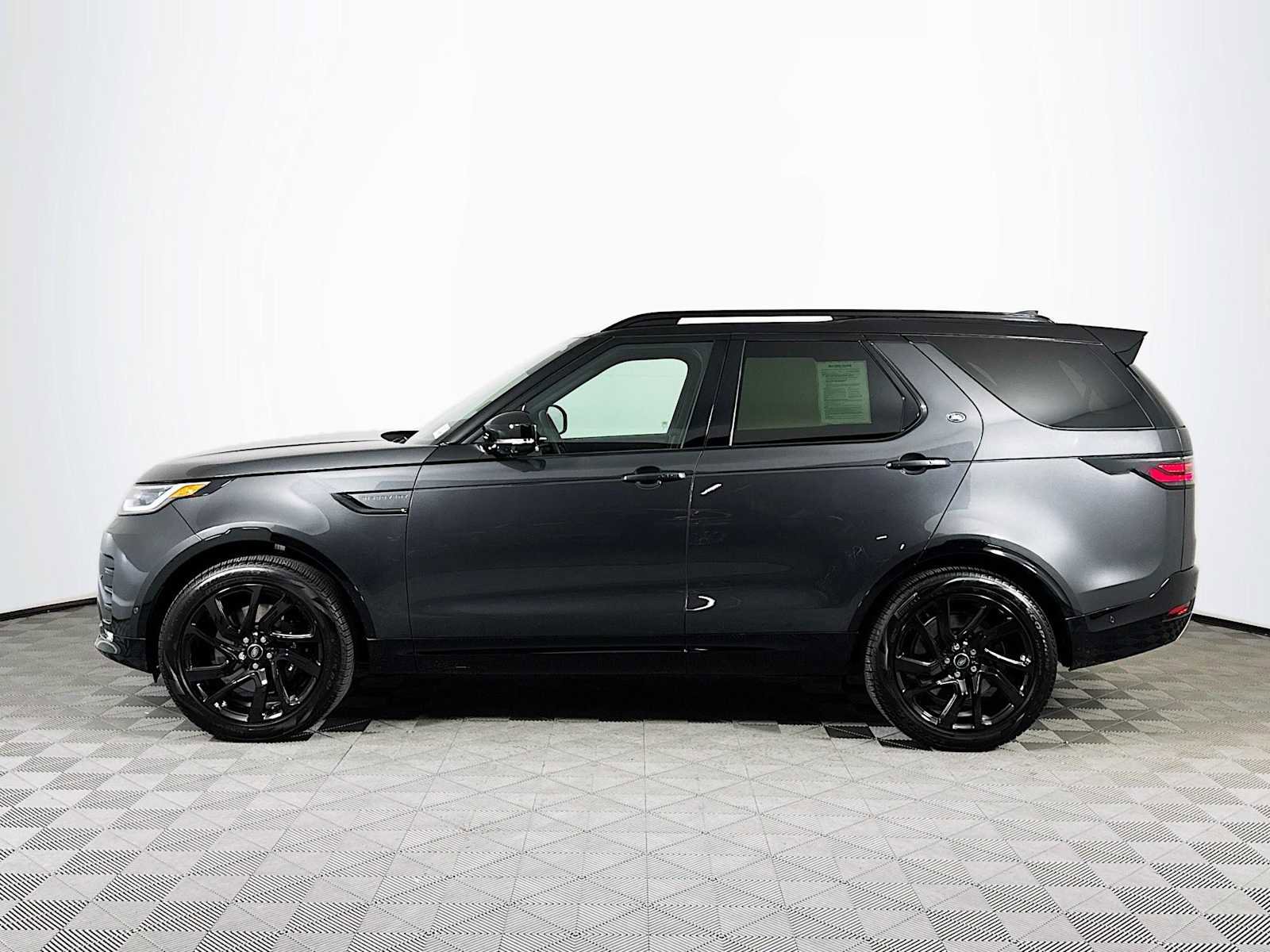 Used 2024 Land Rover Discovery Metropolitan Edition image 8