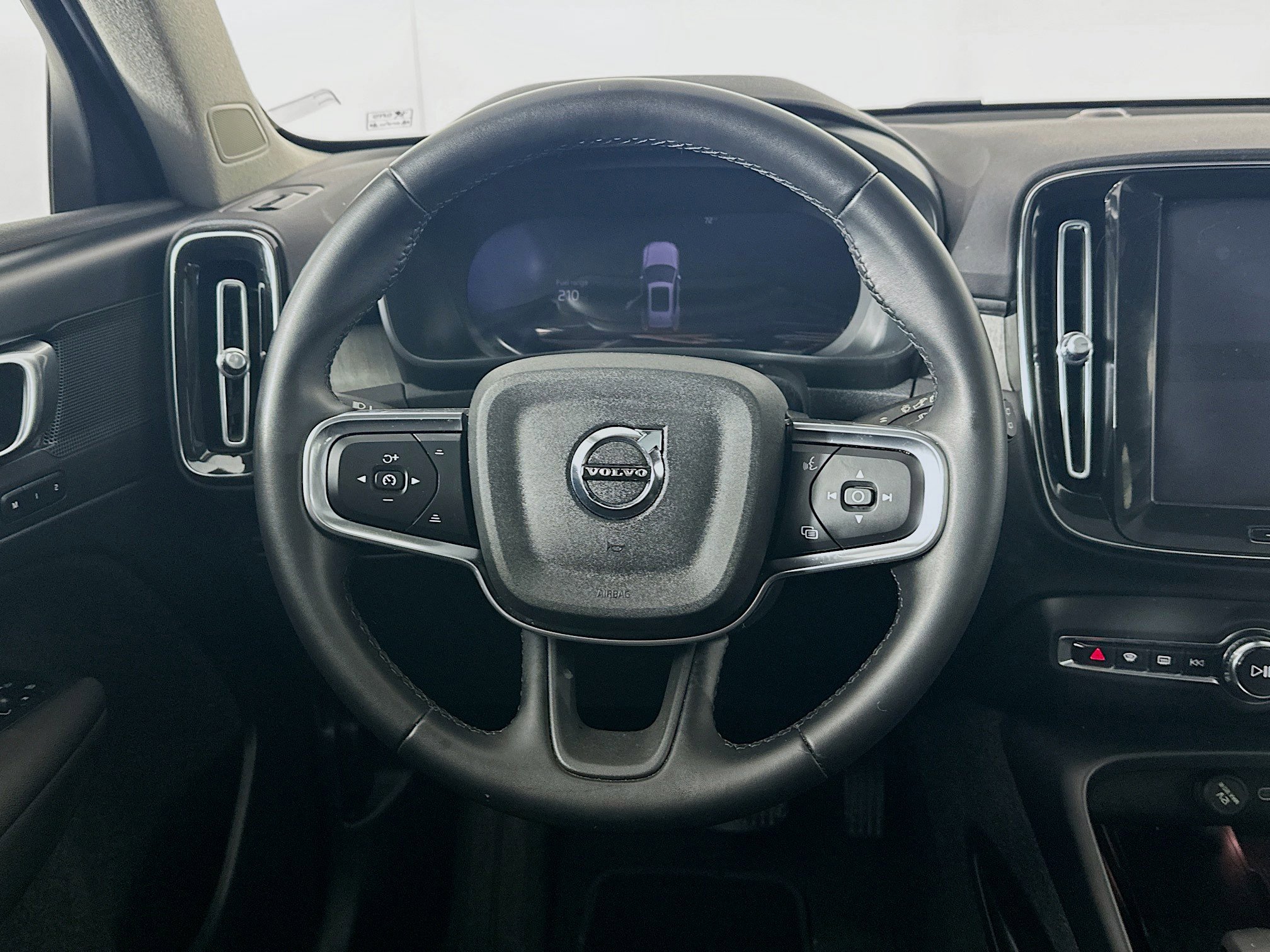 Used 2024 Volvo XC40 B5 Core image 18