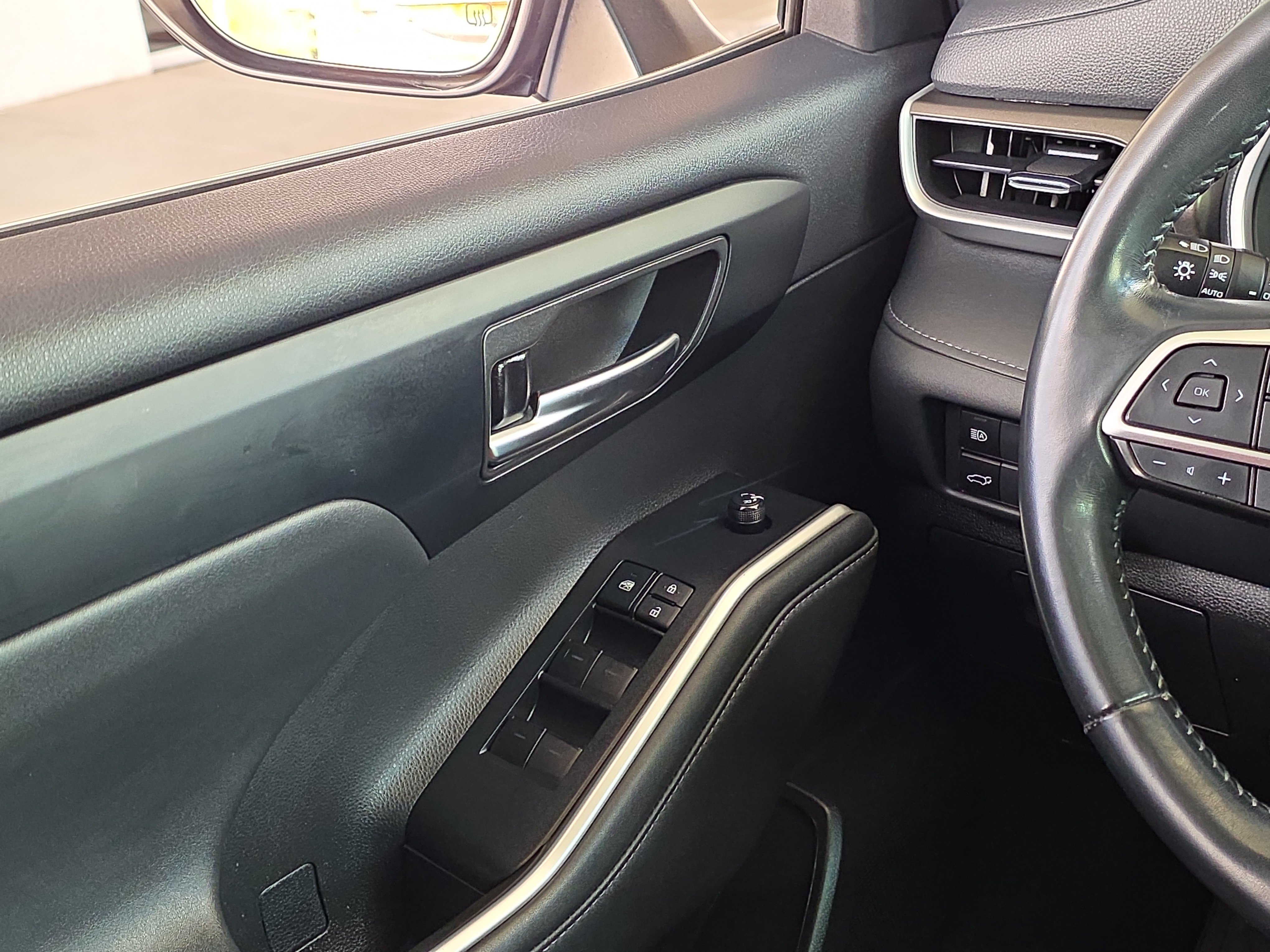 Used 2022 Toyota Highlander XLE FWD image 21