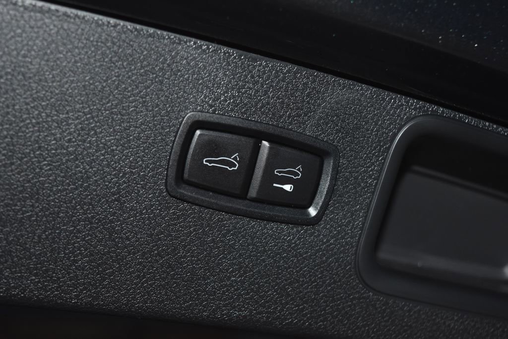 Certified 2025 Porsche Macan image 32