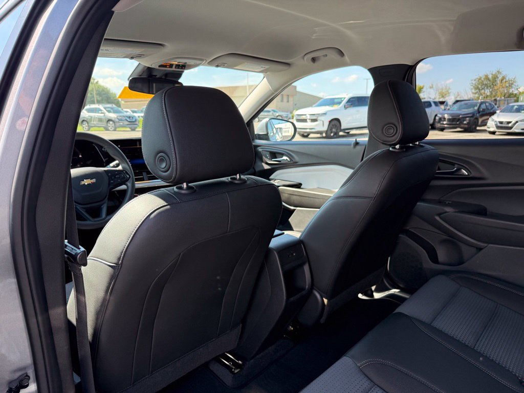 Used 2025 Chevrolet Trax LT FWD image 11