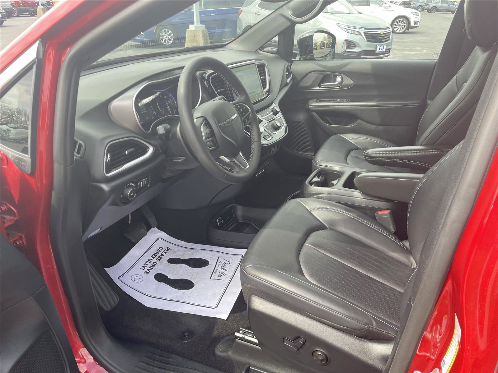 Used 2025 Chrysler Pacifica Select FWD image 9