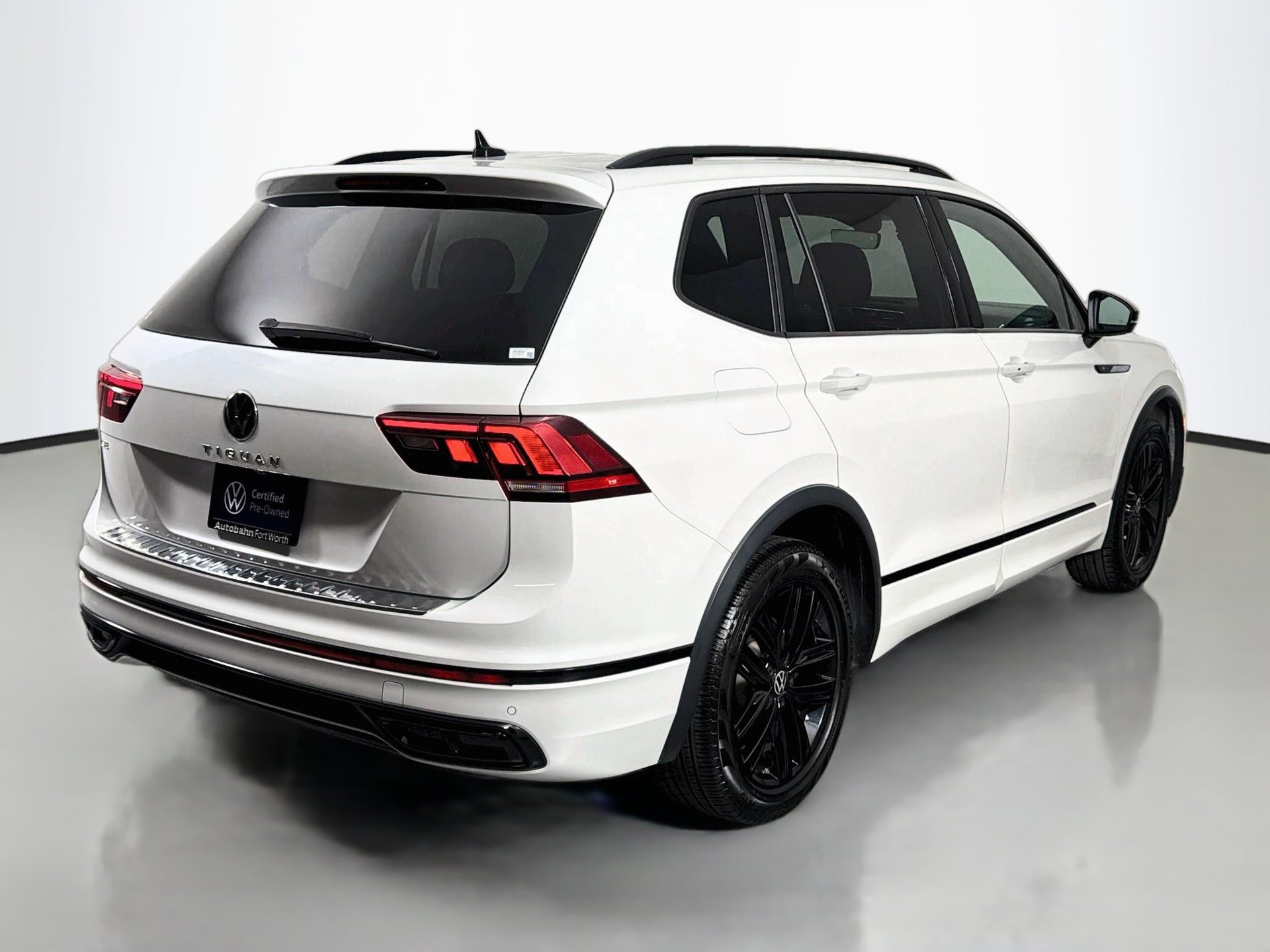 Certified 2022 Volkswagen Tiguan SE R-Line FWD image 5