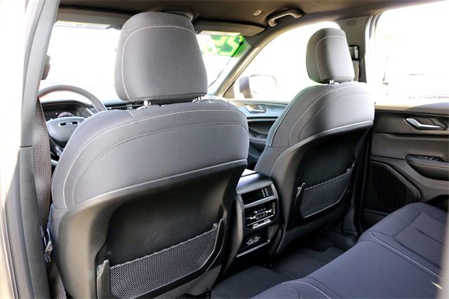 Used 2025 Jeep Grand Cherokee Laredo image 22