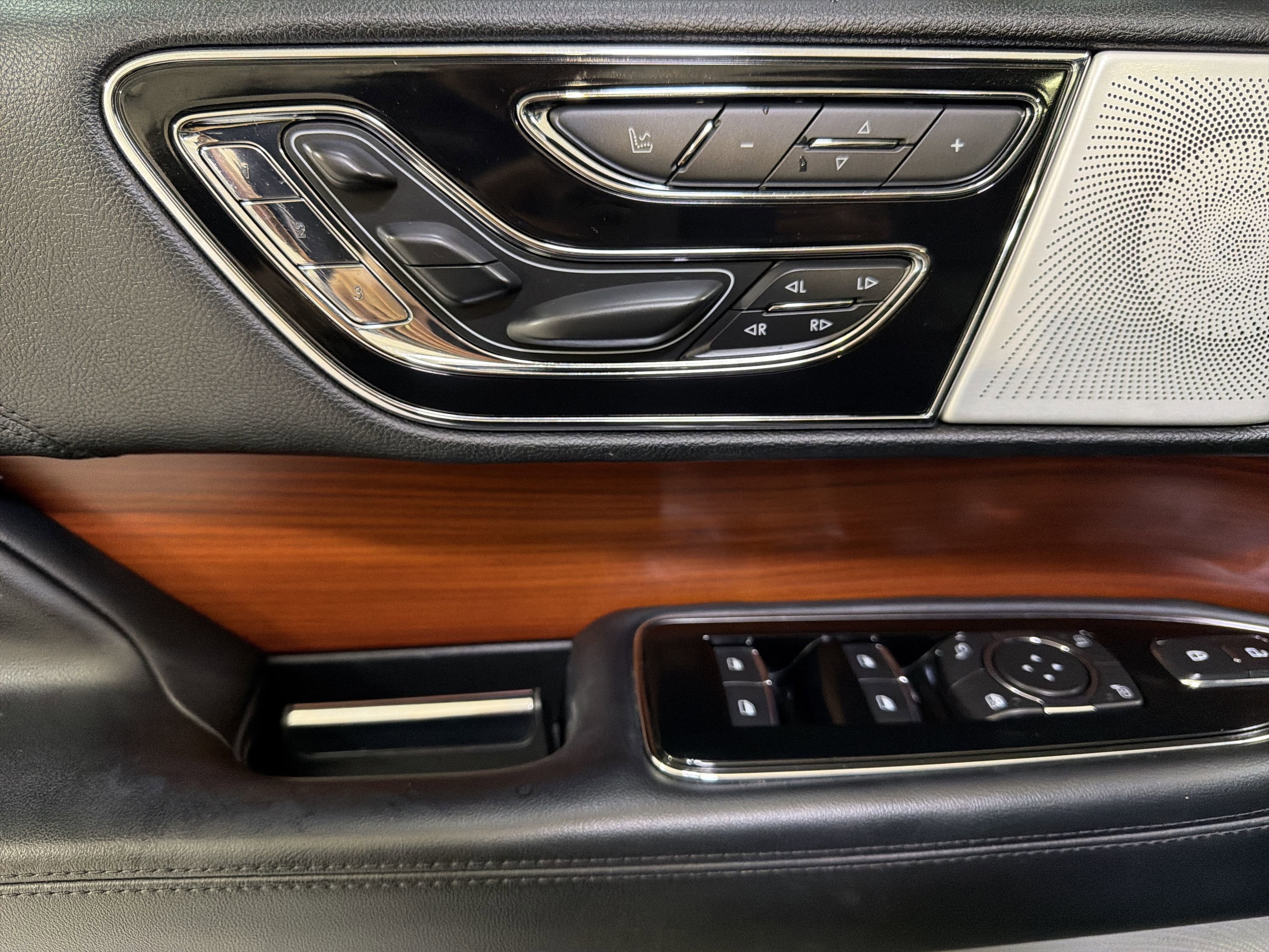 Used 2018 Lincoln Navigator L Reserve w/ Technology Package AWD/4WD image 11