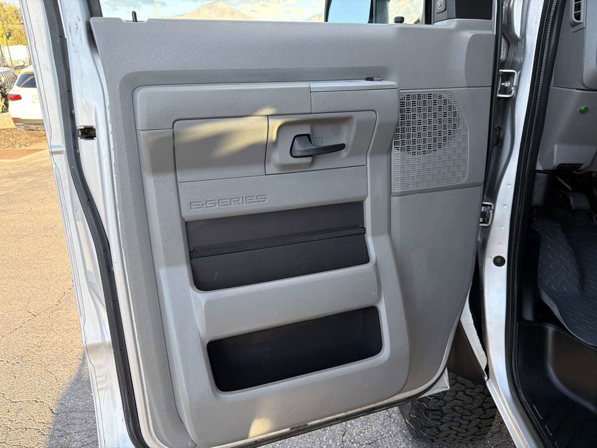 Used 2010 Ford E-350 and Econoline 350 Super Duty image 29