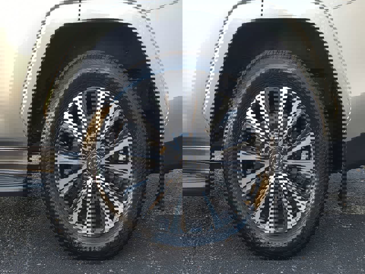 Used 2025 Lexus LX 600 4WD w/ Premium Package image 14