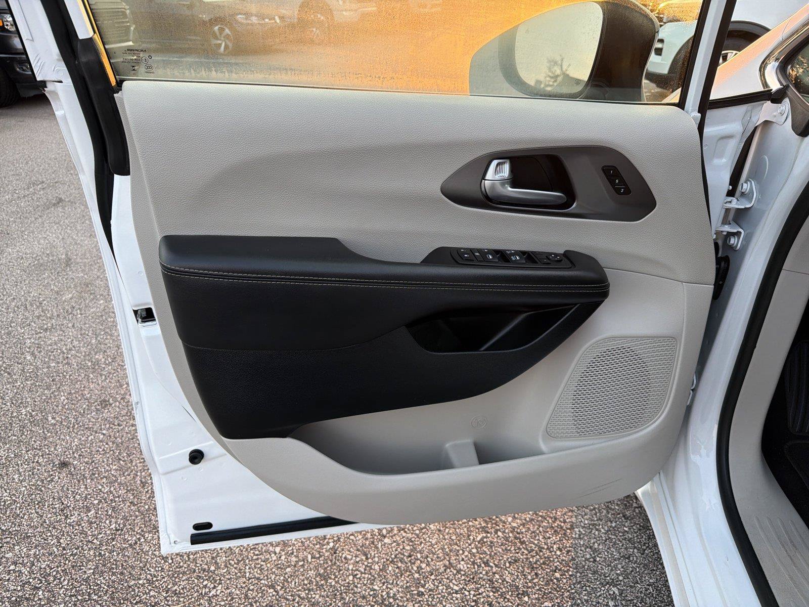 Used 2024 Chrysler Pacifica Touring-L FWD image 9