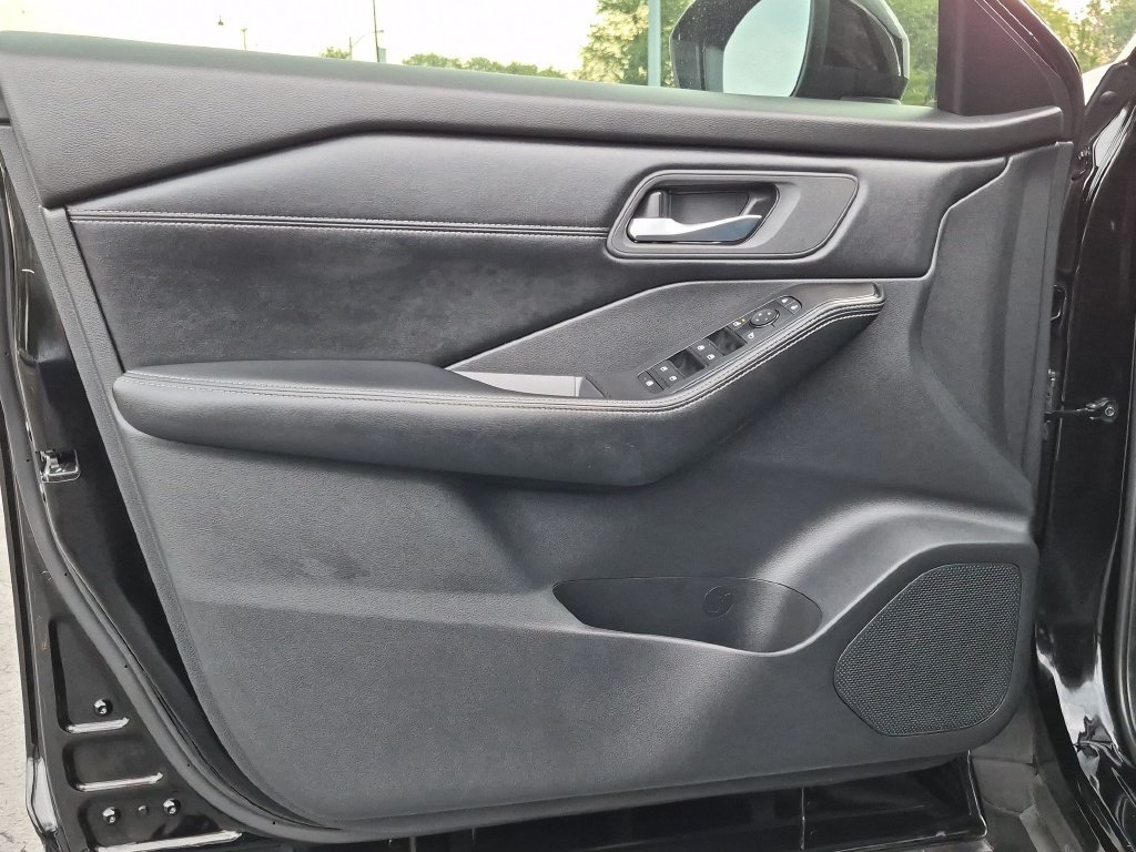 Used 2024 Nissan Rogue SV w/ SV Premium Package FWD image 13
