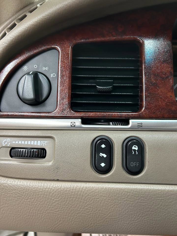 Used 2004 Lincoln Town Car Ultimate RWD image 22