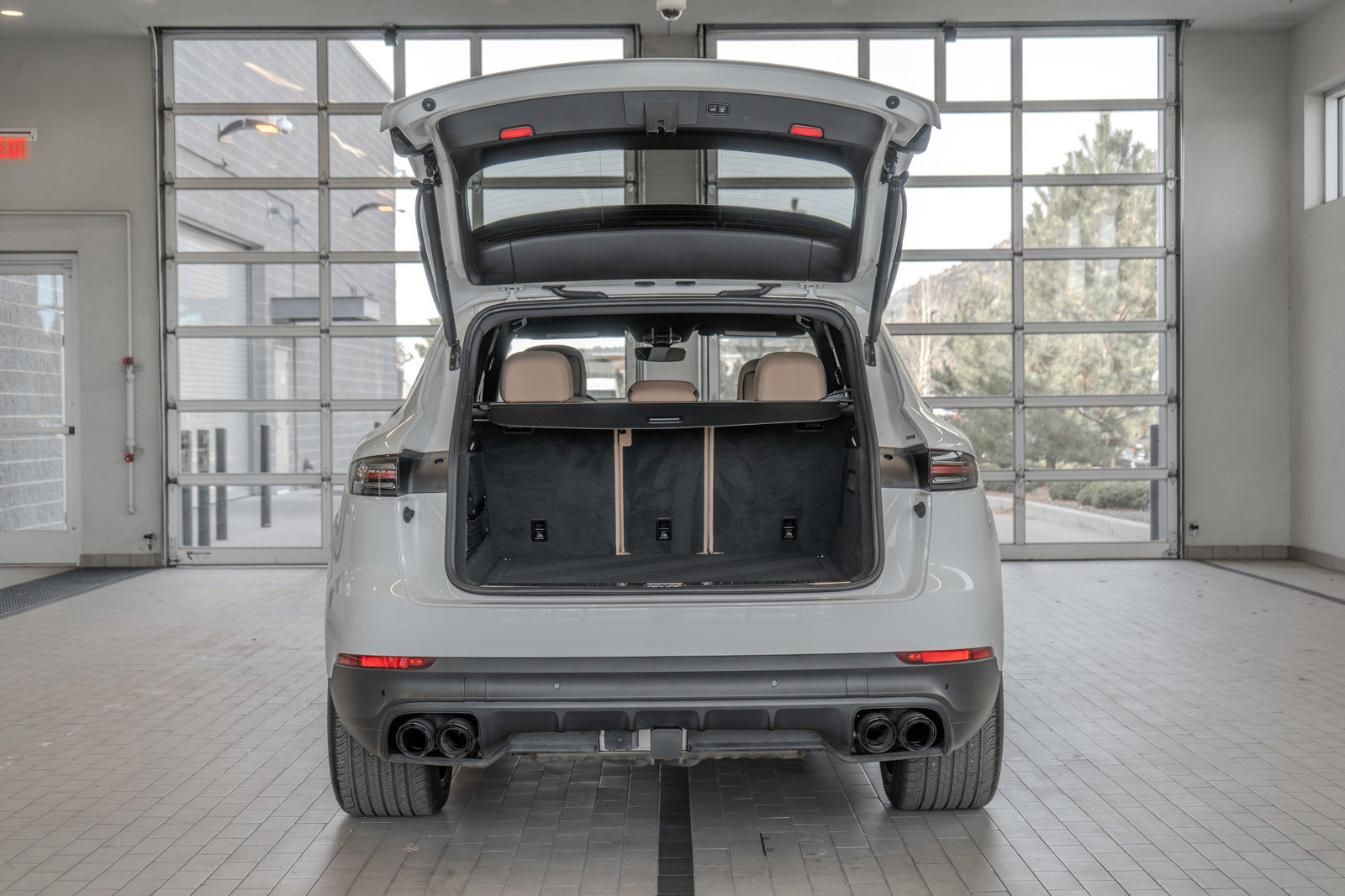 Used 2023 Porsche Cayenne Platinum Edition image 16